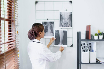 肖像亚洲女医生x射线电影病人的肺分析症状治疗