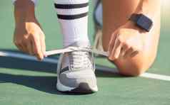 网球球员领带鞋子游戏网球法院准备好了赢得女体育球员系鞋带运动鞋网球匹配培训锻炼有趣的玩体育运动在户外
