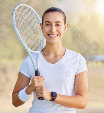 女人快乐肖像网球球员球拍大微笑实践培训法院健身幸福年轻的女孩准备好了开始玩户外体育匹配春天