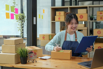 亚洲业务老板工作检查订单确认发送客户女企业家包装盒子交付