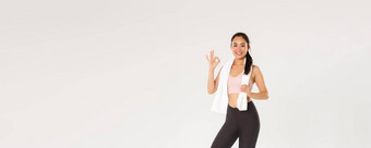 体育运动健身房健康的身体概念完整的长度满意微笑女运动员可爱的亚洲女孩显示手势好健身培训锻炼练习健身房白色背景