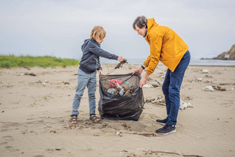 爸爸儿子手套<strong>清</strong>洁海滩选择塑料袋污染海自然教育孩子们问题泄漏<strong>垃圾垃圾垃圾</strong>海滩沙子引起的人为造成的