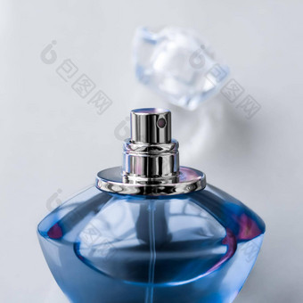 蓝色的香水瓶光滑的背景甜蜜的花气味魅力<strong>香味</strong>水香水假期礼物奢侈品美化妆品品牌设计