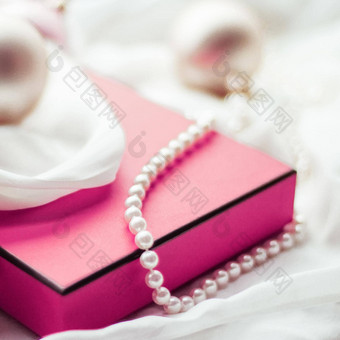 圣诞节假期背景节日装饰物粉红色的古董礼物盒子冬天季节现在奢侈品品牌设计