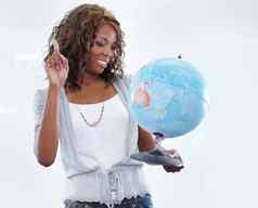 找到年轻的老师持有全球世界地理位置