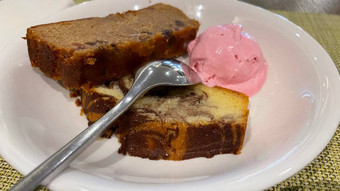 新鲜的水果蛋糕大理石英镑蛋糕草莓冰奶油白色板