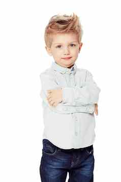 儿童时尚工作室拍摄时尚的年轻的男孩孤立的白色