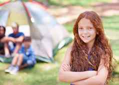 时间有趣的年轻的女孩站前面营地