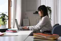 年轻的女开始业务企业家工作在线移动PC电脑明亮的首页办公室