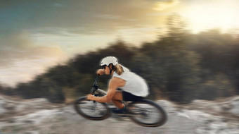 运动模糊山自行车男人。行动自行车速度冒险自由快比赛自然在户外骑自行车体育运动员培训移动危险的动力技能小道