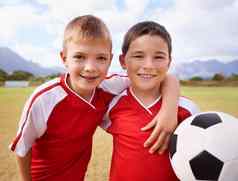 团队伴侣朋友肖像男孩微笑持有足球球