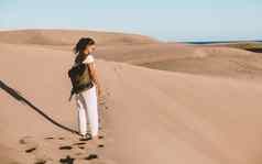 年轻的女人甜点Maspalomas沙子沙丘大加那利岛假期金丝雀岛屿