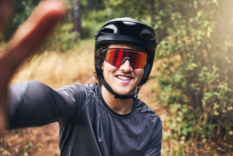 男人。采取自拍骑自行车自然小道穿头盔太阳镜肖像骑自行车的人自行车骑公园森林采取图片微笑穿安全齿轮