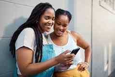 黑色的女人朋友智能手机社会媒体在线检查通知帖子阅读博客青年基因生活方式少年女孩夫妇手机打字闲谈，聊天应用程序网络