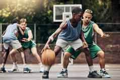 体育团队但玩篮球竞争大学大学球员人才技能健身人有竞争力的培训匹配户外法院团队合作