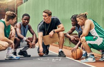 篮球策略团队体育教练会说话的美国体育运动集团训练游戏法院年轻的运动员学生沟通的想法培训专业竞争