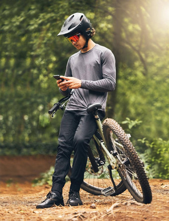 健身森林电话男人。自行车放松互联网社会媒体在线自然健康山体育运动员冒险锻炼和平培训公园小道