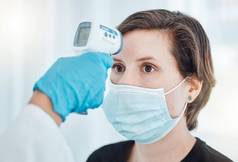 科维德温度计医生扫描发热温度女人面具咨询医院女病人测试医疗保健安全保护冠状病毒疾病病毒