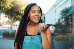 黑色的女人演讲者电话调用的声音演讲麦克风牙买加城市街户外年轻的千禧城市女孩智能手机会说话的大声音频闲谈，聊天应用程序移动小连接