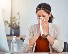 科维德生病的女人吹鼻子组织工作现代办公室流感大流行流感冷窦过敏打喷嚏女孩墨西哥坐着桌子上健康问题