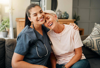 高级女人拥抱医疗照顾者房子生活房间安慰信任支持安全债券微笑快乐笑护理首页退休上了年纪的医疗保健巴西护士
