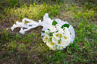 新娘婚礼花束花婚礼花束黄色的白色玫瑰说谎草