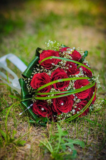 新娘婚礼花束花婚礼花束红色的玫瑰说谎草