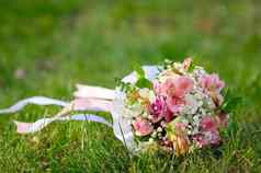 新娘婚礼花束花婚礼黄金环婚礼花束粉红色的白色玫瑰说谎草