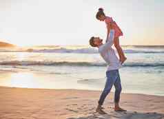 父亲女孩快乐海滩日落玩能源爱夏天假期夏威夷男人。孩子能源模型空间护理家庭旅行假期海