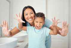 妈妈。儿子浴室清洁手开放手掌清洗覆盖泡沫教学孩子手洗快乐的父孩子卫生手水肥皂泡沫