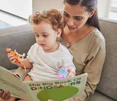家庭婴儿阅读书妈妈。男孩孩子沙发生活房间首页教育学习孩子们书女人孩子房子发展