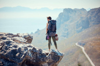 徒步旅行者冒险山前女人岩石爬视图徒步旅行自然活跃的女旅行者徒步旅行徒步旅行旅程站悬崖美丽的视图在户外