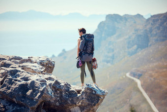 徒步<strong>旅行</strong>者冒险山前女人岩石爬视图徒步<strong>旅行</strong>自然活跃的女<strong>旅行</strong>者徒步<strong>旅行</strong>徒步<strong>旅行</strong>旅程站悬崖美丽的视图在户外