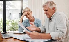 伤心退休夫妇金融债务焦虑金融规划抵押贷款首页贷款纸账单压力女人愤怒的男人。高级人养老金问题管理危机预算错误