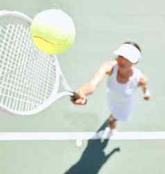 网球女人网球法院网球球空气特写镜头年轻的女运动员打球网球球拍服务游戏匹配培训有趣的体育行动