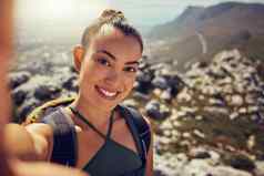 肖像快乐女人徒步旅行自拍自然山夏天脸健身锻炼拉丁美洲人女人旅游微笑探索徒步旅行户外背包