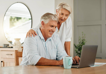 退休快乐搜索夫妇移动PC在线购物视频调用社会媒体新闻放松互联网流媒体上了年纪的男人。女人技术数字