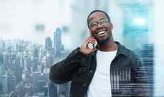 城市覆盖电话调用沟通商人会说话的企业工作智能手机微笑非洲工人快乐网络工作技术双曝光