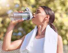 女人锻炼喝水运行培训夏天健身夫人锻炼瓶水合作用太阳跑步者公园打破毛巾健康健康