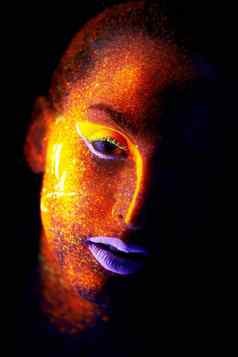 霓虹灯美肖像年轻的女人霓虹灯油漆脸摆姿势