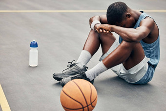 累了抑郁症伤心篮球球员培训齿轮游戏失败错误问题抑郁精神健康焦虑压力体育运动员少年男人。沮丧结果