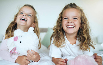 孩子们泰迪熊快乐姐妹玩卧室家庭首页幸福微笑债券双胞胎兄弟姐妹持有玩具放松床上房间