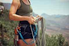 山徒步旅行健身安全绳子户外岩石攀爬体育运动保护利用徒步旅行冒险女孩自然登山者运动员齿轮事故预防荒野