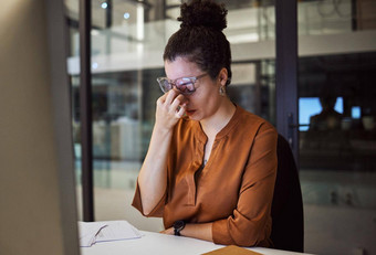 压力倦怠女人头疼累了工作加班办公室桌子上由于文书工作最后期限乏力精神健康不知所措管理员沮丧偏头痛