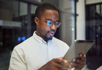 平板电脑研究晚上规划商人工作电子邮件互联网黑暗办公室工作企业非洲员工阅读沟通在线科技加班