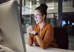 晚上研究报告业务女人工作电脑启动办公室晚上思考的想法技术年轻的女企业家工作桌面公司