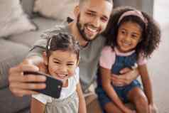 爱父亲孩子们自拍智能手机可爱的成键内存生活房间社会媒体照片墨西哥爸爸年轻的孩子们放松家庭首页周末