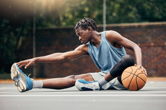 男人。<strong>篮球培训</strong>伸展运动锻炼准备法院运动服装黑色的男人。体育运动球实践匹配游戏城市公园体育健身物理健康