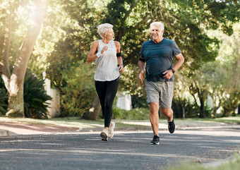 路运行健<strong>身高</strong>级夫妇培训锻炼锻炼运行体育健康动机上了年纪的男人。女人跑步者退休生活健康的生活方式