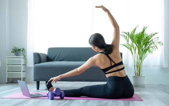 肖像年轻的美丽的亚洲女人伸展运动温暖的锻炼锻炼瑜伽位置首页生活房间运动亚洲女孩健康护理生活方式